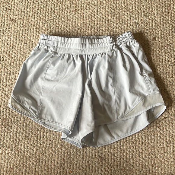 Lululemon, baby blue 2.5” hotty hot shorts, size 4 - Picture 1 of 3